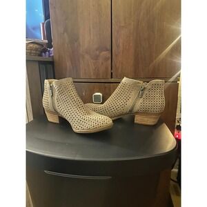 Lucky Brand Womens Size 8.5 Perforated Tan Suede Ankle Boots Block Heel Zip